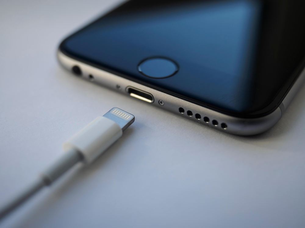 گزارش: پورت لایتنینگ در آیفون 15 جای خود را به USB Type-C می‌دهد - اپل آیفون 15